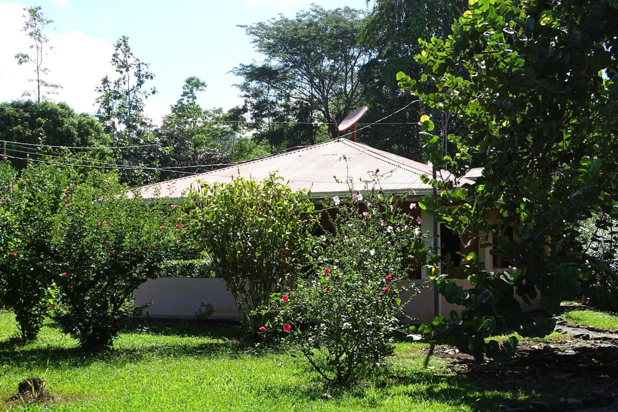Cabinas Los Tucanes Cahuita Exterior foto